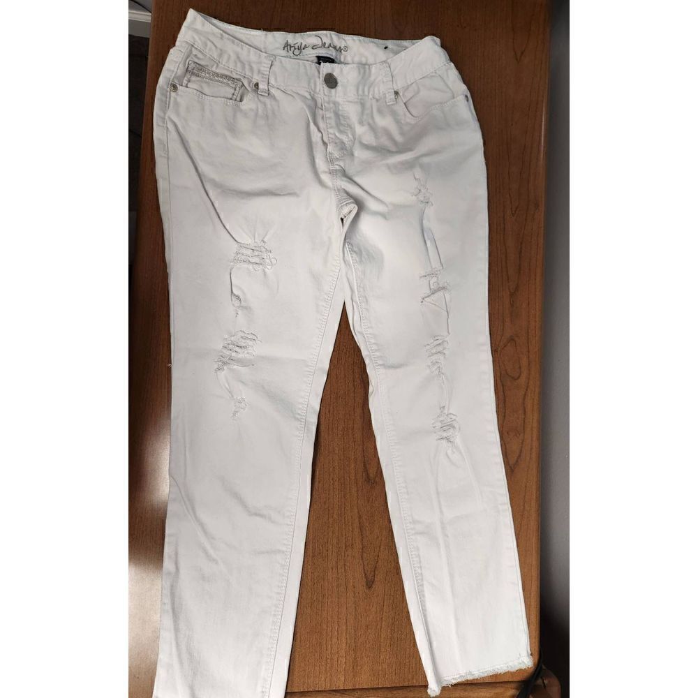 Ariya 13/14 White denim jeans. Measures approx 30 waist 28 inseam and 9 rise